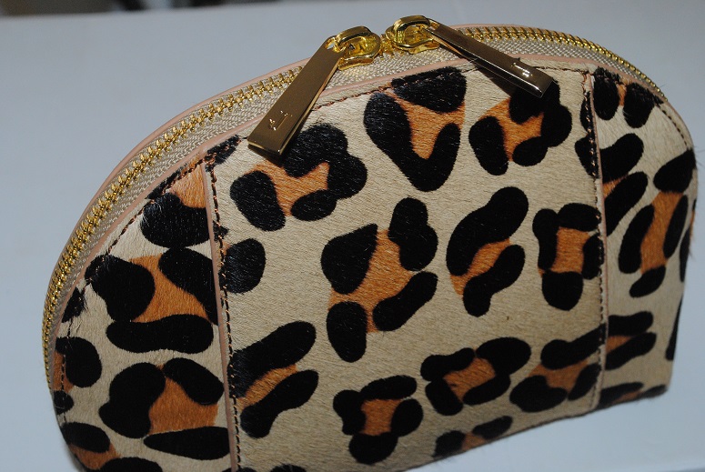 Phone Charging Makeup Bag from Jadeco phone-charging-makeup-case-review